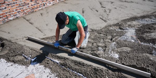 Man,Contractor,Placing,Screed,Rail,On,The,Floor,Covered,With